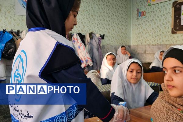 توزیع بسته‌های سلامتی در مدرسه ابتدایی هدی با مشارکت سفیران سلامت