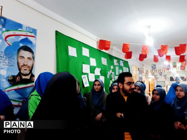 پیوند نسل امروز با آرمان‌های انقلاب  روایت تصویری یک نمایشگاه مدرسه انقلاب