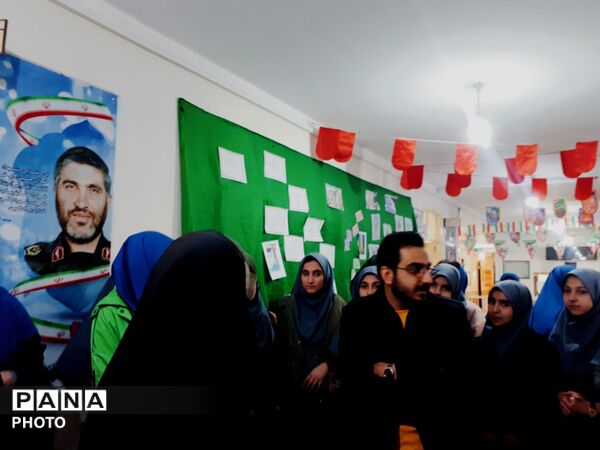 پیوند نسل امروز با آرمان‌های انقلاب  روایت تصویری یک نمایشگاه مدرسه انقلاب