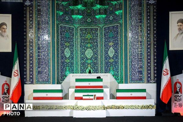 آغاز مراسم تشییع پیکر رهبر شهید و اهل بیت گرامی ایشان در مصلی نماز جمعه تهران