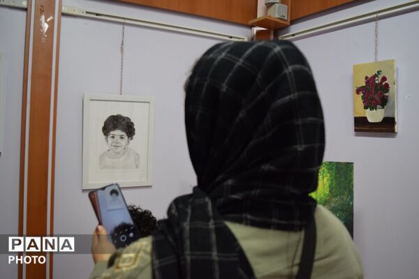 هنرمندان باباحیدر، نگارخانه آفتاب را گلباران کردند