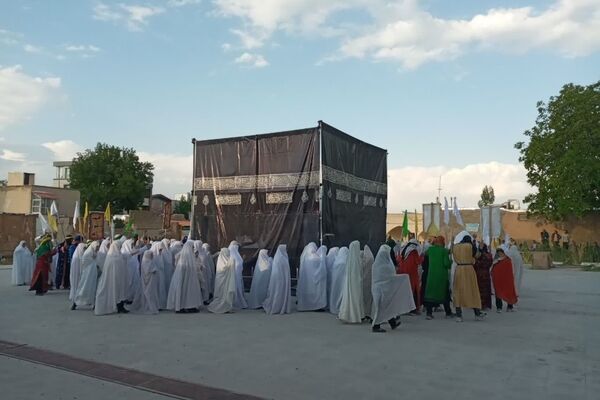 حرم حضرت قیدار نبی(ع) میزبان نمایش بزرگ بازسازی واقعه غدیر شد/