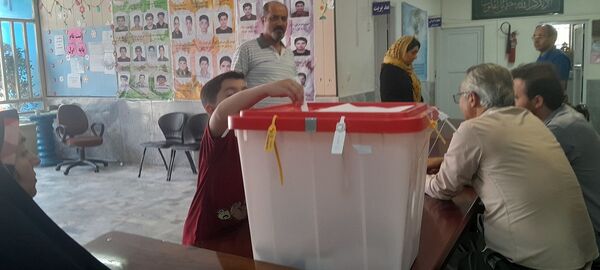 حضور پرشور مردم کرج در پای صندوق‌های رای
