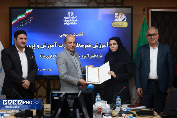 نشست صمیمی معاون آموزش متوسطه وزارت آموزش و پرورش با دانش‌آموز خبرنگاران خبرگزاری پانا