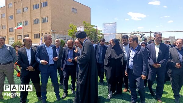 افتتاح زمین چمن مصنوعی شهدای جنگ رمضان در دبیرستان مقداد شهر لاهیجان 