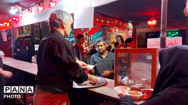 موکب‌های رضوی؛ ضیافت عشق در شب شهادت امام رئوف(ع)