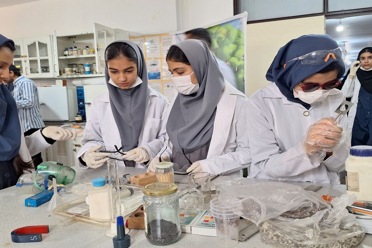 داوری مرحله استانی محور فعالیت های آزمایشگاهی جشنواره نوجوان خوارزمی در پژوهشرای دکتر حسابی