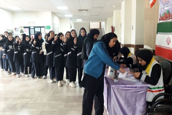انتخابات شورای دانش‌آموزی در دبیرستان دخترانه قلم‌چی خرم‌آباد