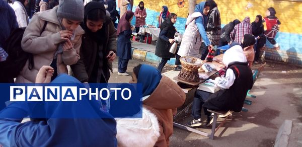 بازارچه دانش‌آموزی کسب در آمد در دبیرستان میثاق منطقه تبادکان مشهد