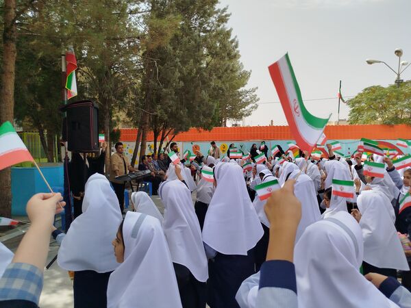 زنگ مهر در دبستان دخترانه سما با حضور مسئولان آموزش و پرورش و دانشگاه آزاد اسلامی کاشمر 