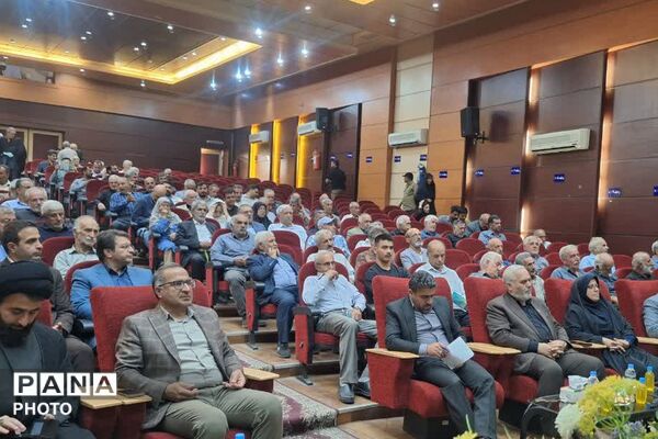  همایش تخصصی باغداران و کشاورزان شهرستان فیروزکوه در سالن شهید آوینی