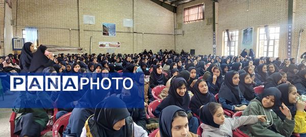 تقدیر از دانش آموزان برتر آموزشی  آموزشگاه دخترانه شهدای ۳۸ 