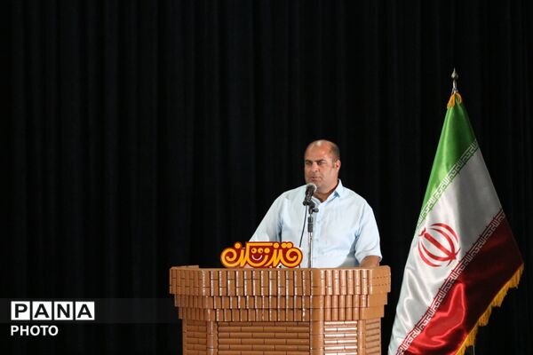 میزبانی میبد از طنزپردازان یزدی در شبی سرشار از لبخند