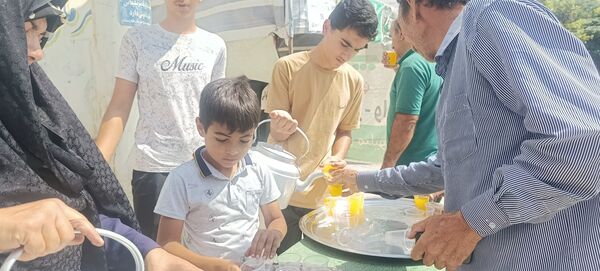 توزیع شربت و شیرینی به مناسبت میلاد پیامبر اسلام (ص) 