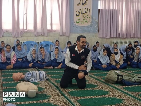 جلسه  آموزشی طرح ماهر سفیران سلامت در مدرسه بنت المهدی صدر ۲