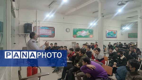 برگزاری کلاس پدافند غیر عامل ویژه پایه‌های دهم دبیرستان شاهد ابوذر غفاری نیشابور