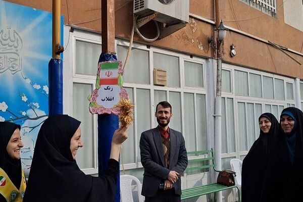 آغاز جشن‌های دهه فجر در مدارس؛ زنگ انقلاب امسال با ایران‌مون نواخته شد
