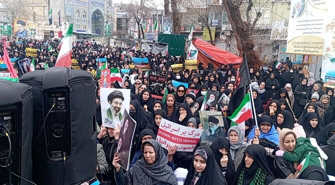 اجتماع باشکوه بانوان قروه در تجدید میثاق با آرمان‌های انقلاب و بیعت با رهبر معظم انقلاب
