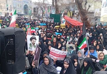 اجتماع باشکوه بانوان قروه در تجدید میثاق با آرمان‌های انقلاب و بیعت با رهبر معظم انقلاب