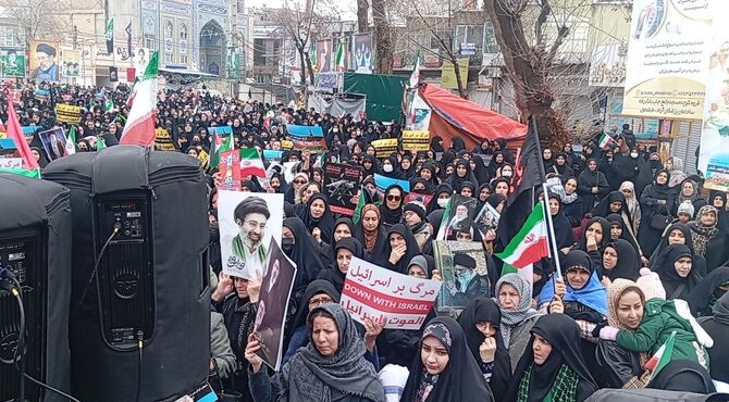 اجتماع باشکوه بانوان قروه در تجدید میثاق با آرمان‌های انقلاب و بیعت با رهبر معظم انقلاب