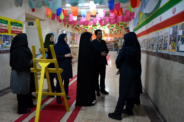 فانوس به دبیرستان حکمت آمد