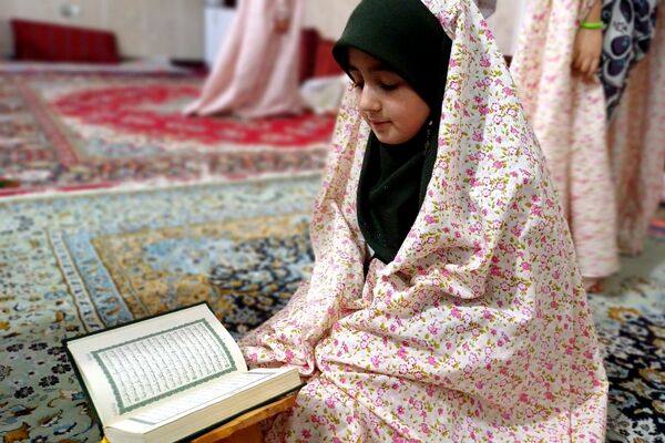 قرائت دعای ام داوود توسط معتکفین دختر 