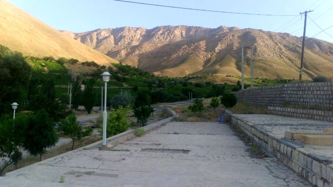 دالان بهشت شهر گهرو شهرستان کیار یکی از جاذبه های گردشگری استان/فیلم 