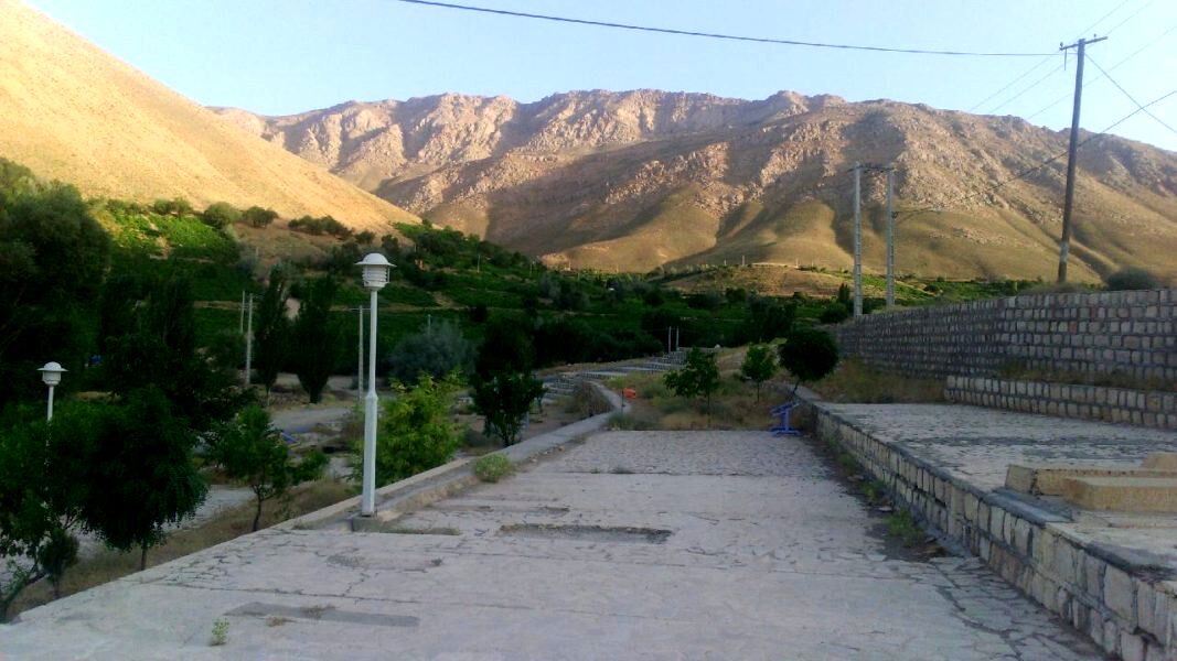 دالان بهشت شهر گهرو شهرستان کیار یکی از جاذبه های گردشگری استان/فیلم 
