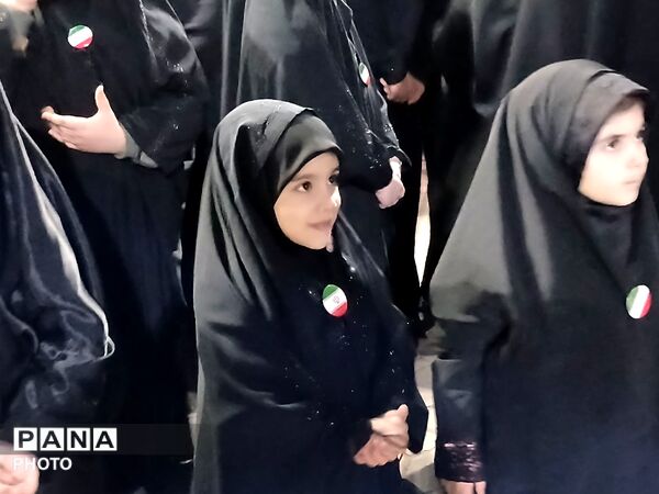 تجمع شبانه مردم شهر املش در چهلم شهدای میناب و رهبر شهید