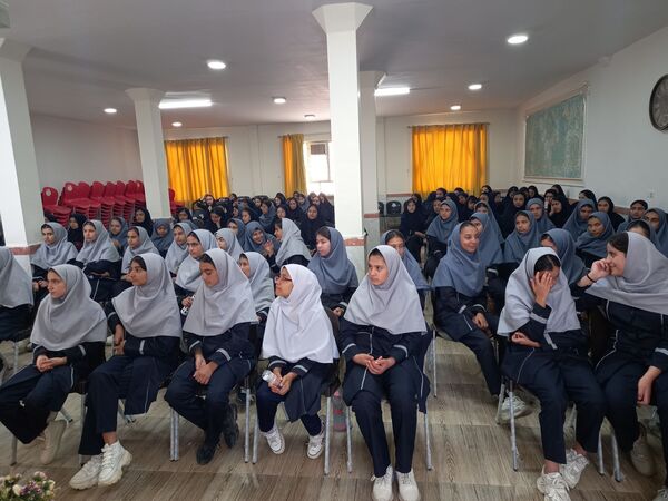 حضور آتش نشان به مناسبت وز آتش نشان و ایمنی در مدرسه نمونه دولتی وکیلی ۱۰