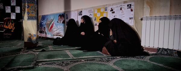 استقبال دانش‌آموزان دبیرستان شهید برقعی 2 قم از یک لاله فاطمی