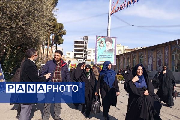 حرکت مردم رباط‌کریم به سوی نماز جمعه