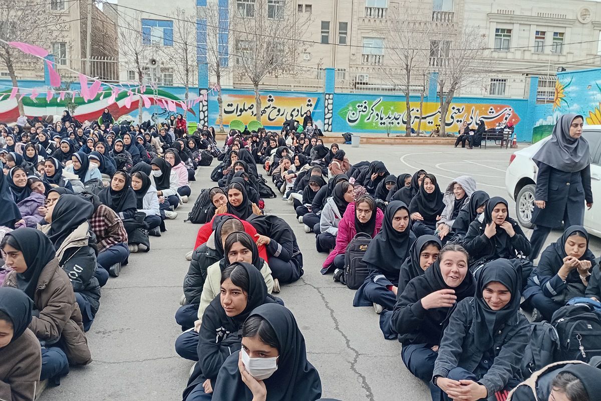  مراسم به مناسبت ۲۲ بهمن ماه در مدرسه شهید زهره‌وند، شهرستان قرچک