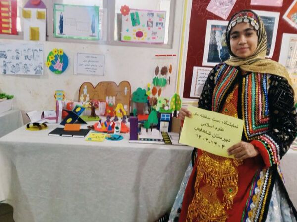 نمایشگاه دست ساخته‌های علوم اسلامی در دبیرستان شاهد فیض ناحیه 3 شیراز