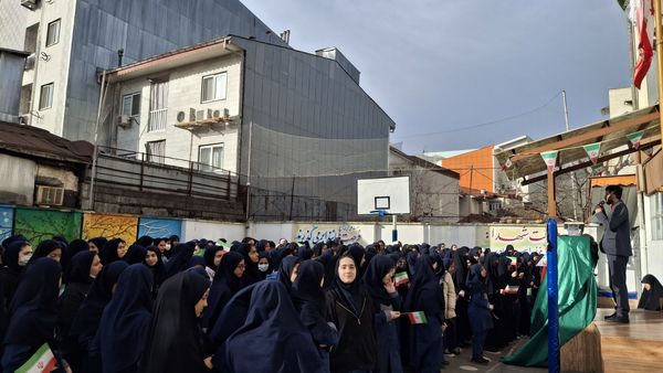 آغاز جشن‌های دهه فجر در مدارس؛ زنگ انقلاب امسال با ایران‌مون نواخته شد
