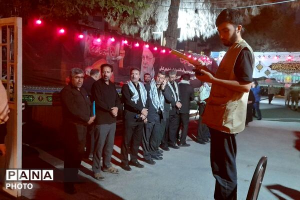 نوجوانان؛ پیشگامان میزبانی از مهمانان مراسم وداع و تشییع پیکر امام امت