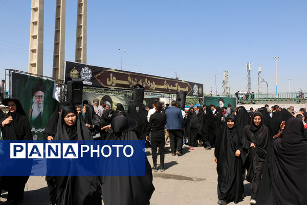 جلوه‌هایی از حضور نوجوانان در مراسم سالگرد ارتحال امام خمینی(ره)