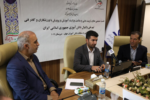 نشست صمیمی معاون تربیت بدنی و سلامت با ورزشکاران و کادر فنی تیم ملی والیبال دانش‌آموزی