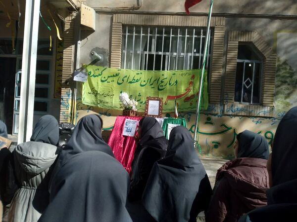 آیین نواختن زنگ انقلاب در آموزشگاه نمونه دولتی فدک فاروج