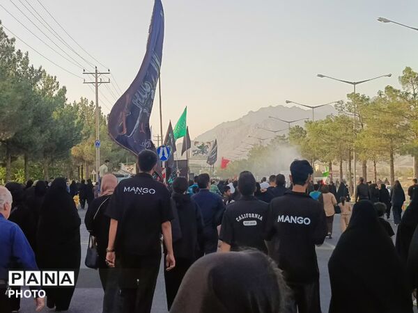 رقص پرچم‌ها در باد عزای کاشمر هم‌صدایی آسمان با زائران