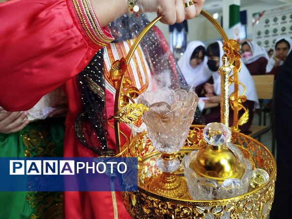 نواختن زنگ مهر و ایثار و ادای احترام به یادمان شهدا در بندر لنگه 