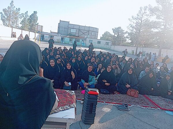 اولین جلسه انجمن اولیا در دبستان توحید 