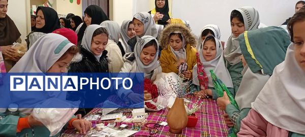 بازدید دانش آموزان مدرسه مریم میرزاخانی خلیل آباد از بازارچه کار آفرینی