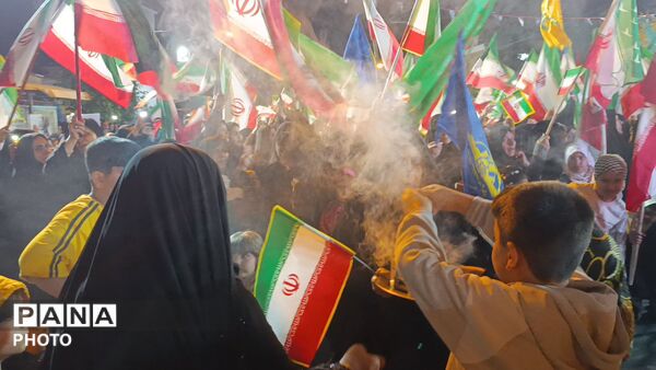 تجمع گسترده در خیابان‌ها و میادین اصلی شهر پلدختر 