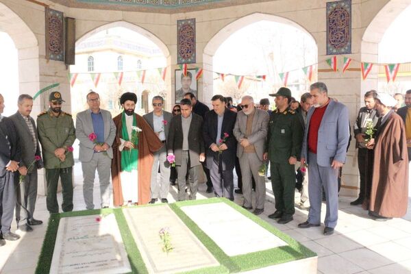 آغاز دهه فجر فیروزکوه با گلباران مزار شهدای گمنام