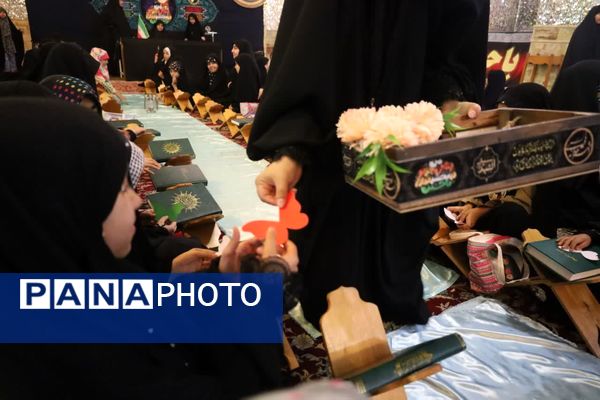  دورهمی دختران با قرائت سوره مبارکه فتح در رواق دارالذکر سومین حرم اهل بیت (ع)