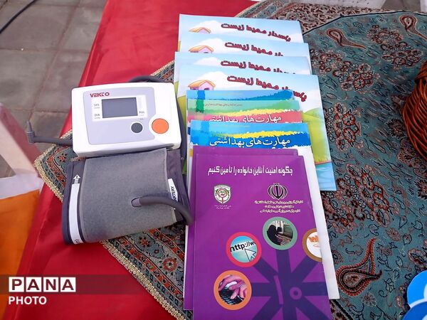  میز خدمت به میزبانی مدرسه پسرانه شهید مهدی غفاری در تجمعات شبانه شهر فرون آباد