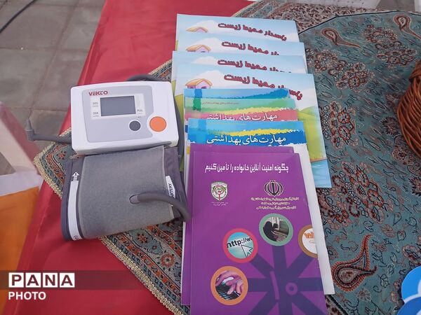  میز خدمت به میزبانی مدرسه پسرانه شهید مهدی غفاری در تجمعات شبانه شهر فرون آباد