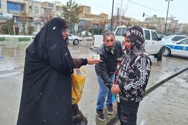 دهه فجر در آینه خدمات مردمی؛ برپایی میز خدمت و ایستگاه صلواتی