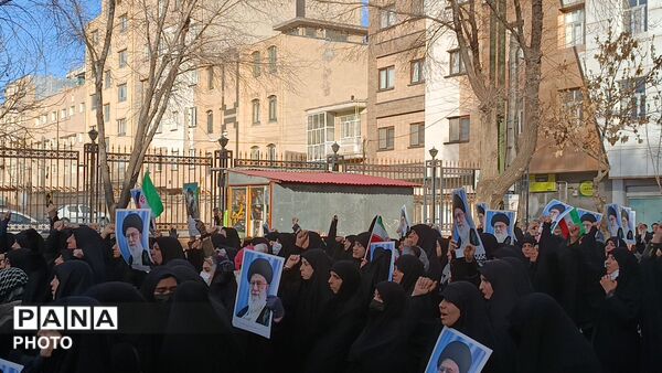 خروش مردم چهارمحال و‌بختیاری در میدان انقلاب شهرکرد